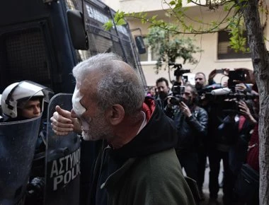 Τραυματισμός δημοσιογράφου στην διαμαρτυρία για τους πλειστηριασμούς στο Κολωνάκι (φωτό, βίντεο)